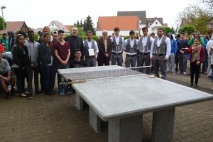 Oberbürgermeister Klaus Demal gemeinsam mit dem Leiter des Ausbildungszentrums Bau Karlsruhe Oliver Geiss, Rektor Herbert Grimm und den Schüllerinnen und Schülern der Richard-Hecht-Schule