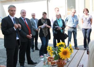 Landrat Dr. Christoph Schnaudigel und Oberbürgermeister Klaus Demal im Gespräch mit haupt- und ehrenamtlich Tätigen sowie Bewohnern in der Gemeinschaftsunterkunft Stutensee.