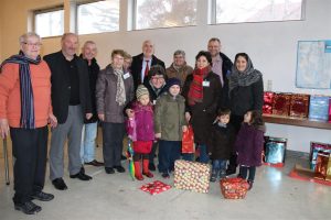 OB Demal gemeinsam mit Ulrich Ellinghaus, Stutenseer Tafelladen, Albert Wild vom Bruchsaler Caritasverband, Hugo Schilling, Renate Hemberle, Erna Walk, den Frauen vom Verein „Kreuz & Quer“, Waltraud Jahnke, Beate Rank und Nicole Jahnke sowie Pfarrer Jörg Seiter