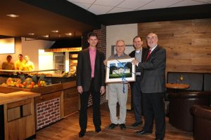 OB Klaus Demal mit Wirtschaftsförderer Andreas Eigenmann und den Geschäftsführern Jürgen und Emrich Visel