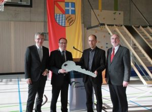 Übergaben die neue Sporthalle der Jugendeinrichtung Schloss Stutensee ihrer Bestimmung: Landrat Dr. Christoph Schnaudigel, Geschäftsführer Werner Deusch, Architekt Afshin Arabzadeh, , Oberbürgermeister Klaus Demal