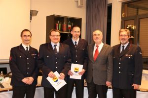 Oberbürgermeister Klaus Demal überreichte gemeinsam mit dem hauptamtlichen Feuerwehr-kommandanten Klaus Dieter Süß und dem Abtei-lungskommandanten der Abteilung Staffort, Ralf Baumer, dem 1. stellvertretenden Abteilungs-kommandant Heiko Baier und dem 2. stellvertre-tenden Abteilungskommandant Christian Wegmer die Ernennungsurkunden