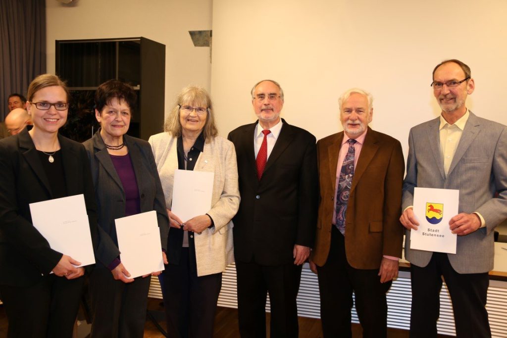 Die Stadträtinnen und Stadträte Nicole La Croix, Helga Hesselschwerdt, Dr. Luitgard Mitzel-Landbeck, Ludwig-Wilhelm Heidt und Dr. Karl Mittag wurden in der letzten Sitzung des Gemeinderats für ihre 20-jährige, 25-jährige und 30-jährige kommunalpolitische Tätigkeit ausgezeichnet