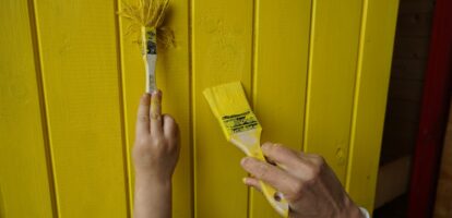 Kinder streichen Zollhäuschen in Staffort neu