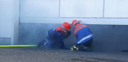 Jugendfeuerwehr übt an Autohaus